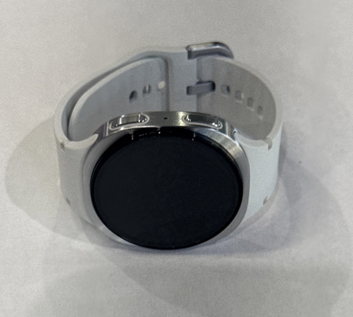 Samsung Galaxy Watch 8 40mm Bluetooth, Silver – Mint Condition!! SM-L325U