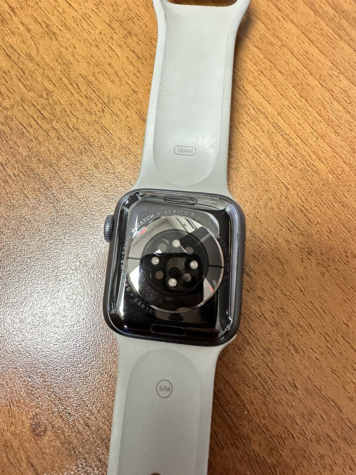 Apple Watch Series 6 40mm Case GPS WR-50M / Broken Screen / As Is