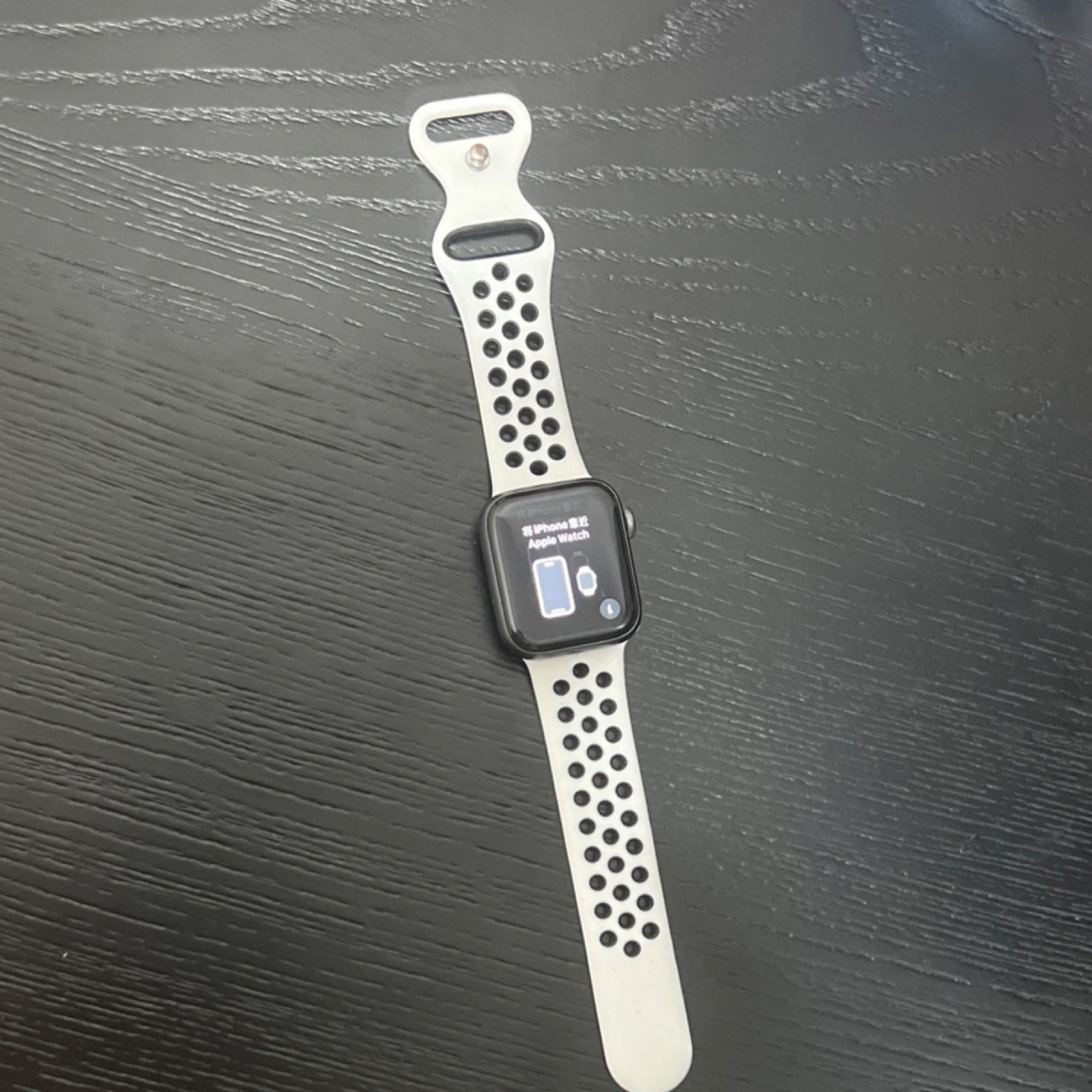 Apple Watch Series 4 40mm Black Aluminum Case White Ceramic Perforated Band iOS