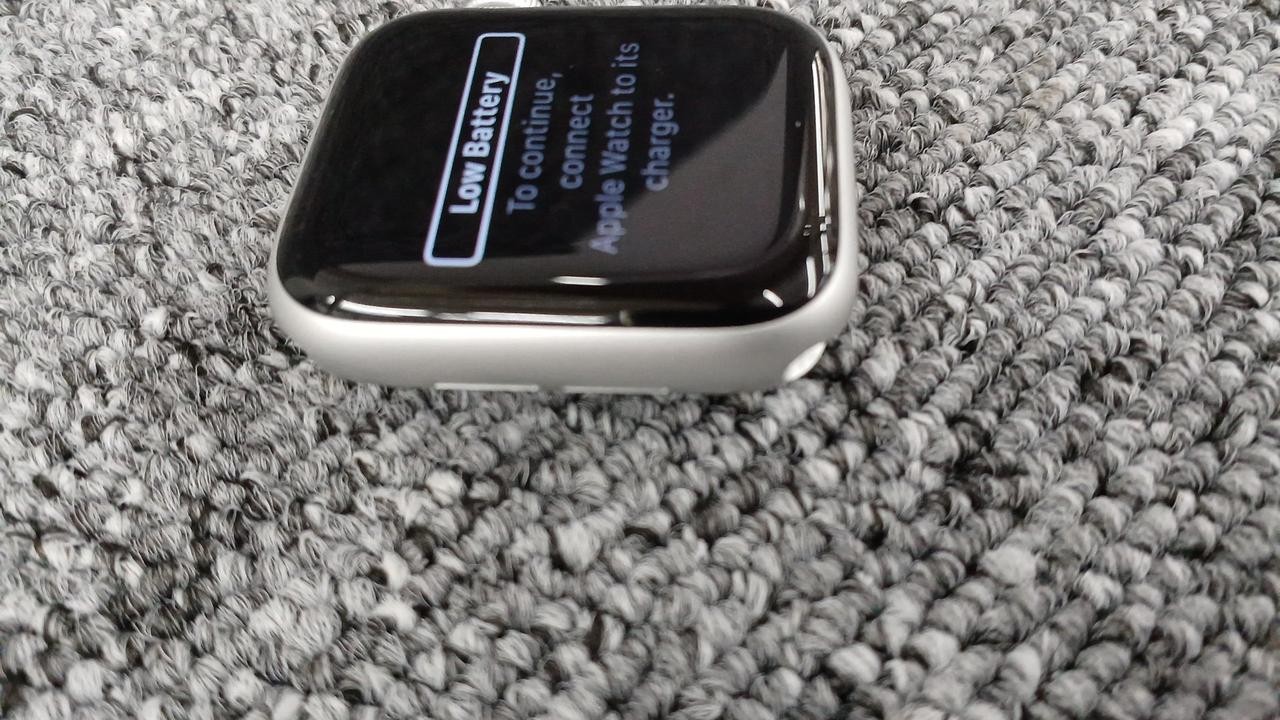 Apple Watch SE GPS 40mm 32GB Silver Aluminum Series 10.6.1 97% Battery