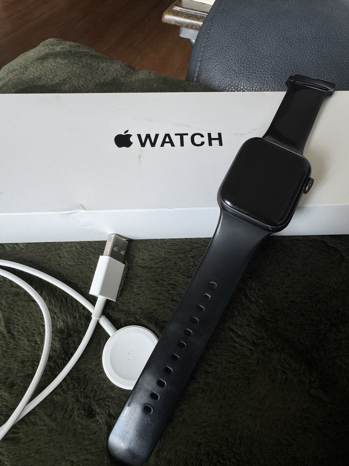 Apple Watch SE (1st Gen) 40mm GPS Space Gray – Battery 76% – Inclu. box + charge