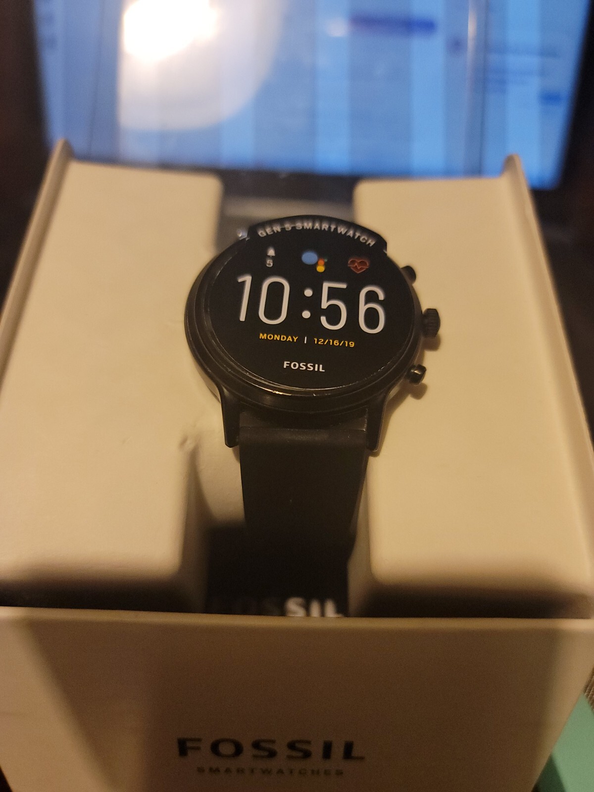 Fossil Gen 5 smartwatch The Carlyle Black Silicone Open Box with bonus band