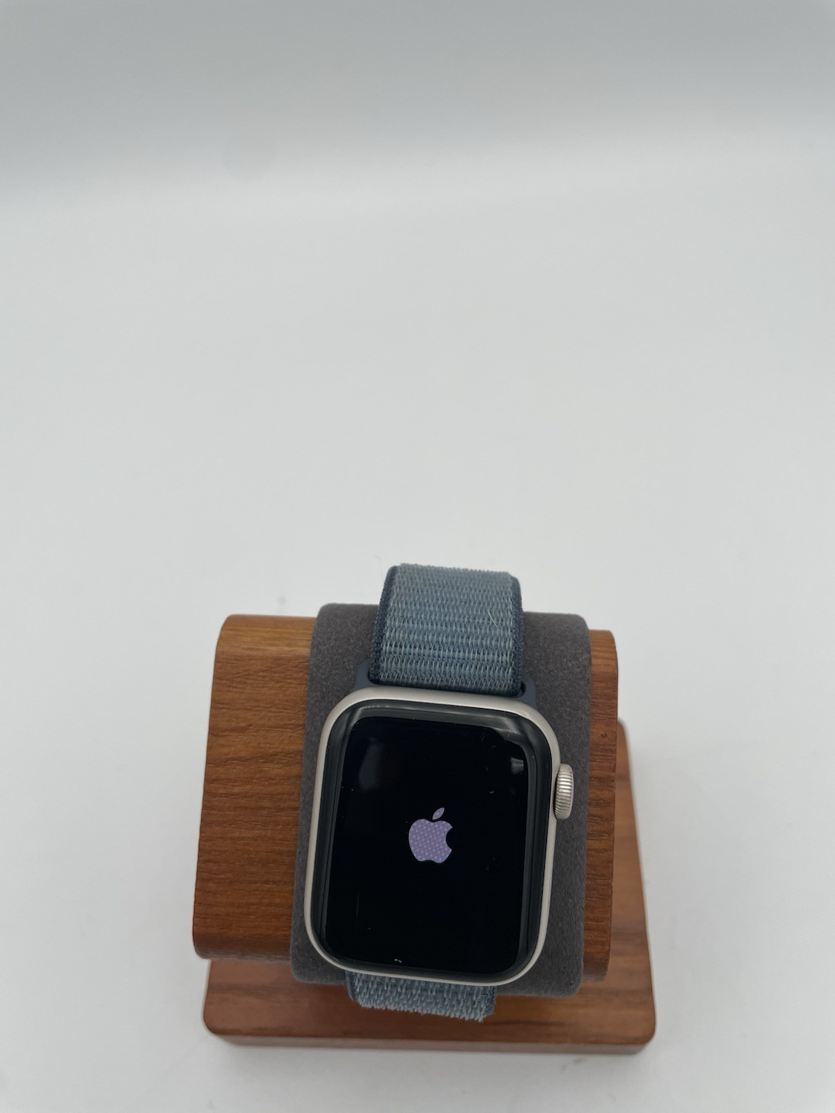 Apple Watch SE 40mm LTE Starlight Nylon Loop Band Includes BOX