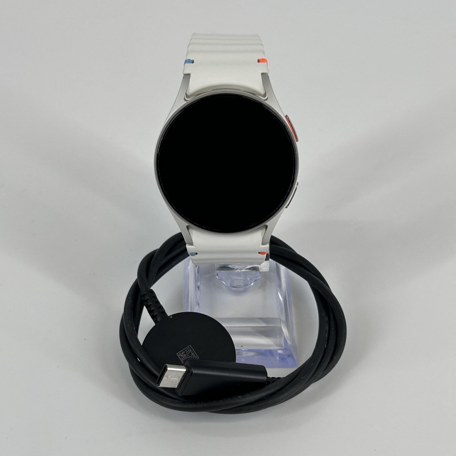 Samsung Galaxy Watch7 40mm Silver Aluminum (GPS) w/ Cream Sport Band – Excellent