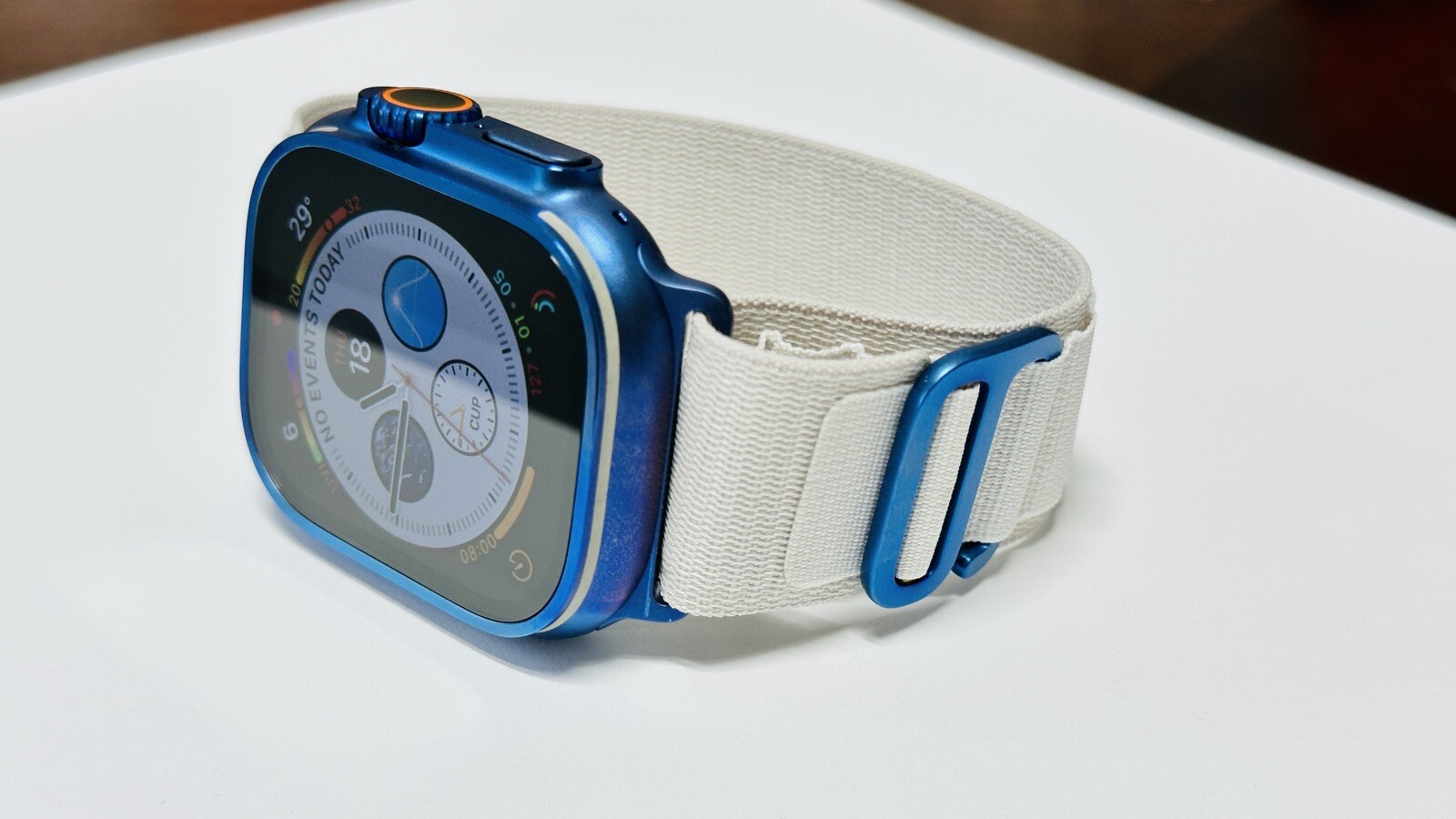 Apple Watch ULTRA 49mm BLUE Anodized Titanium White Alpine Loop Band