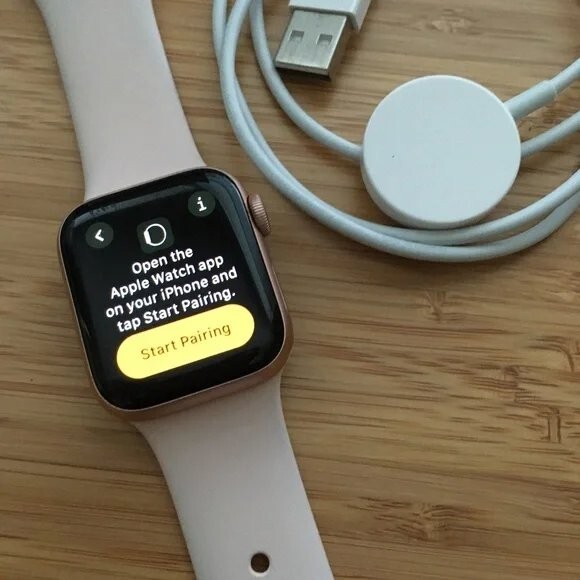 Apple Smart Watch Series 4 40MM Pink Sand Rose Gold + 6 Extra Straps