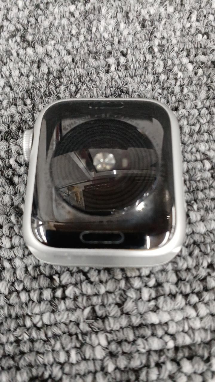 Apple Watch SE GPS 40mm 32GB Silver Aluminum Series 10.6.1 97% Battery