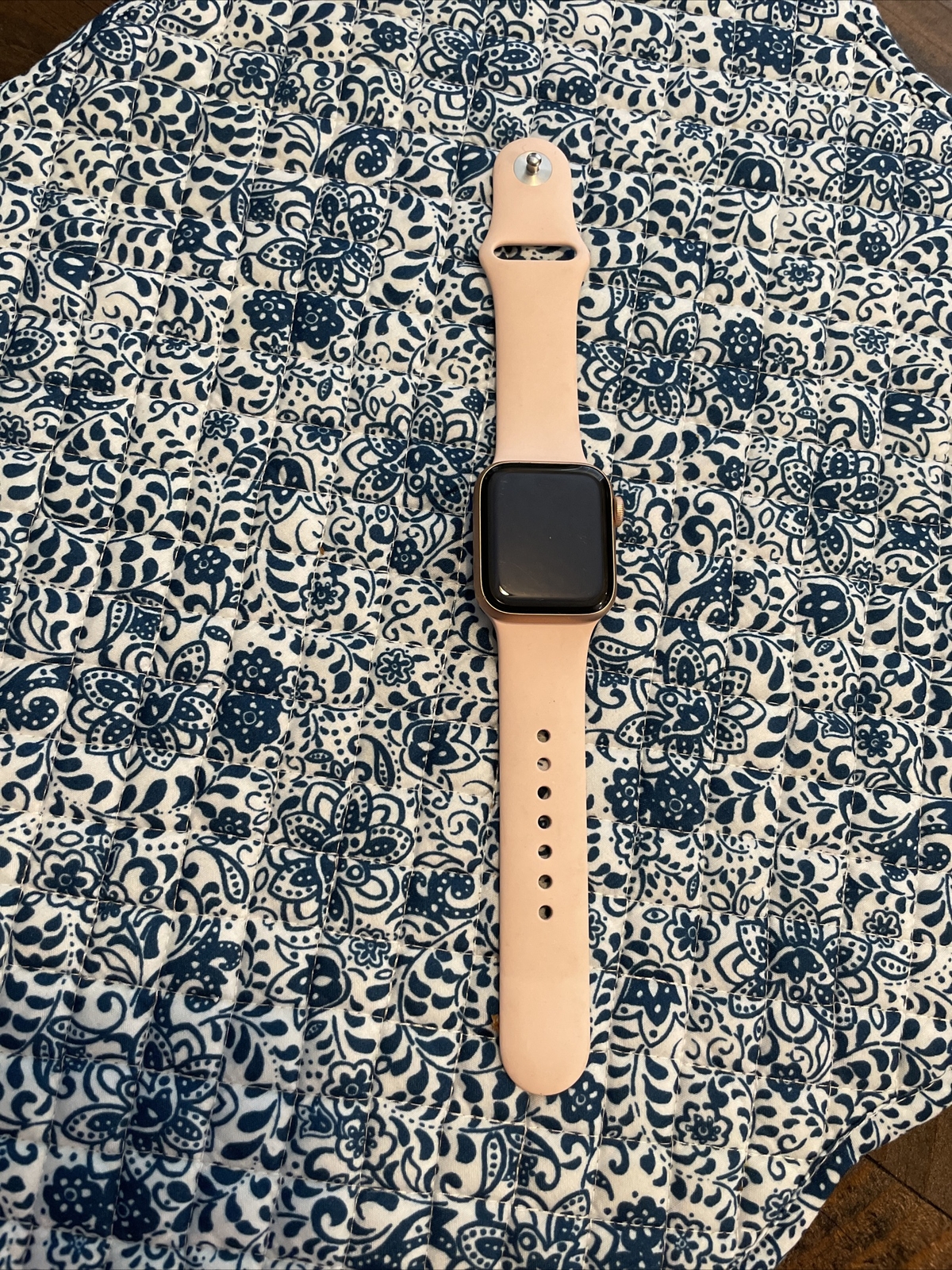 Apple Watch SE 40mm Gold Aluminum Case with Pink Sand Sport Band – Regular (GPS)