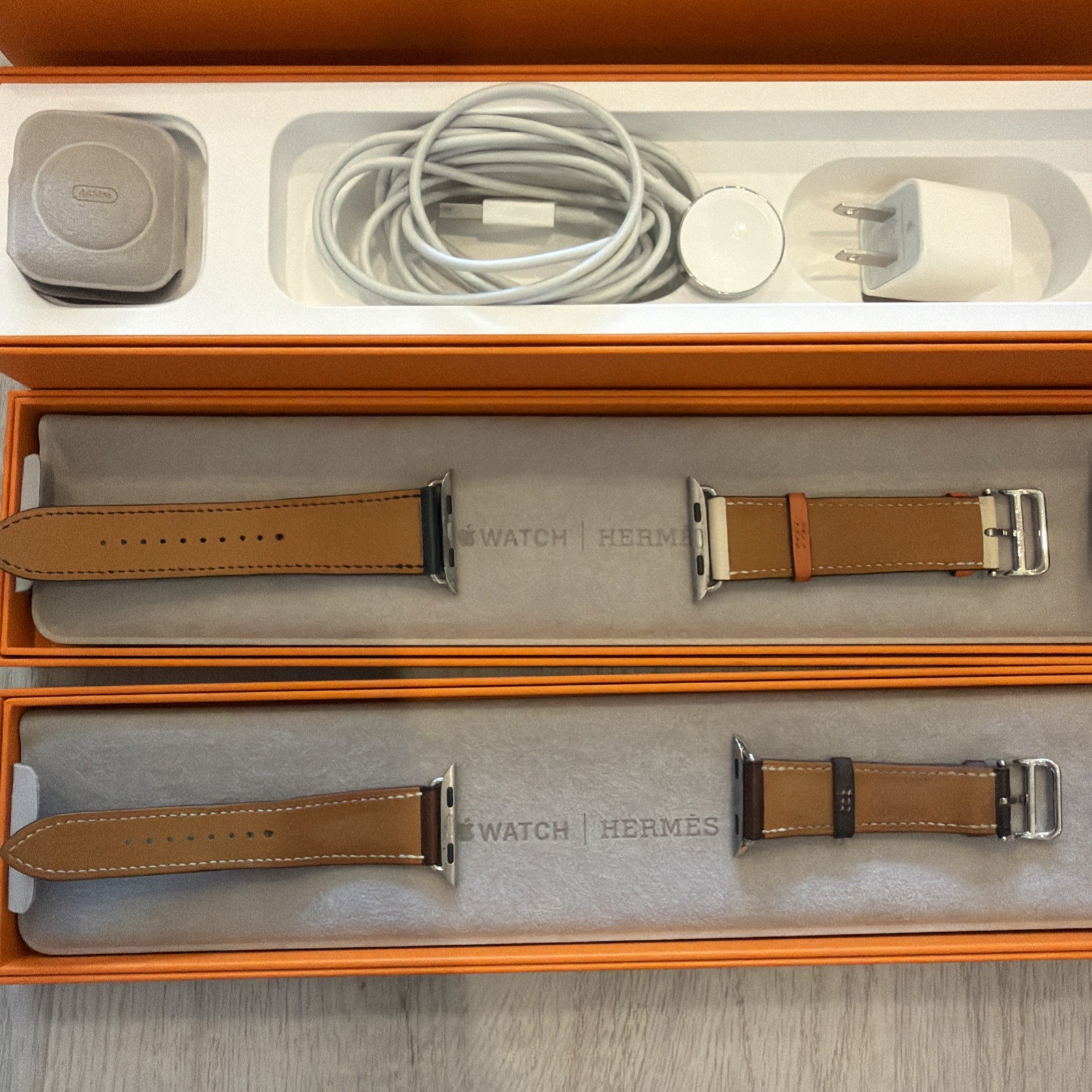 Hermès Apple Watch Series 4 44mm Stainless Steel GPS +Cellular +2 Leather Bands