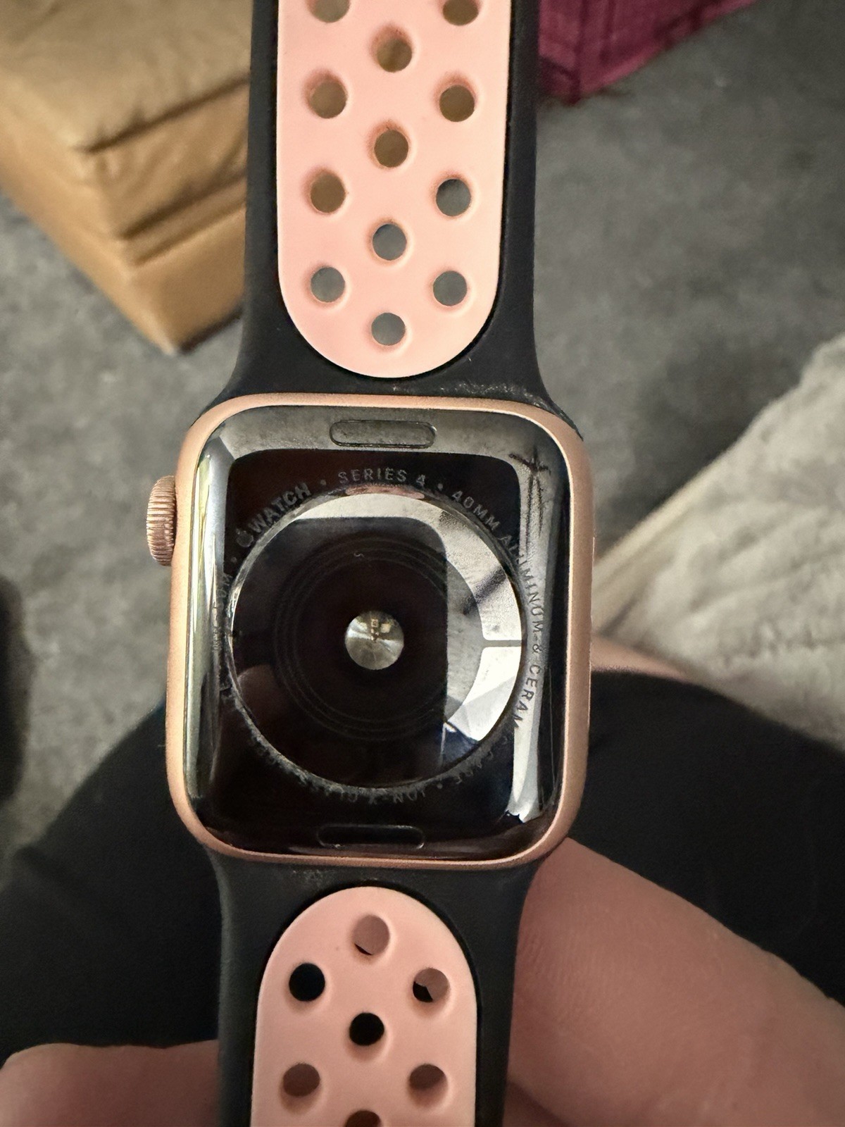 Apple Watch Series 4 40mm Gold Aluminum GPS + Cellular, Water Resistant,