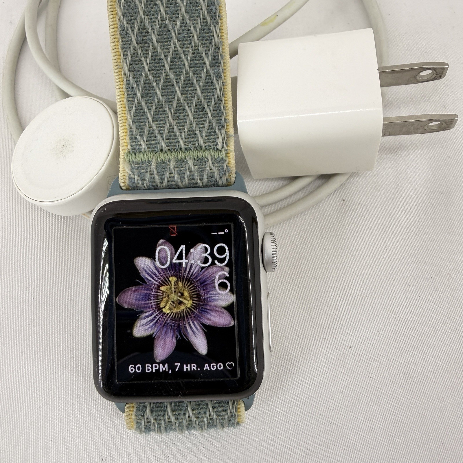 Apple Watch Series 3 38mm GPS Silver Aluminum Case w/ Green Sport Band EUC
