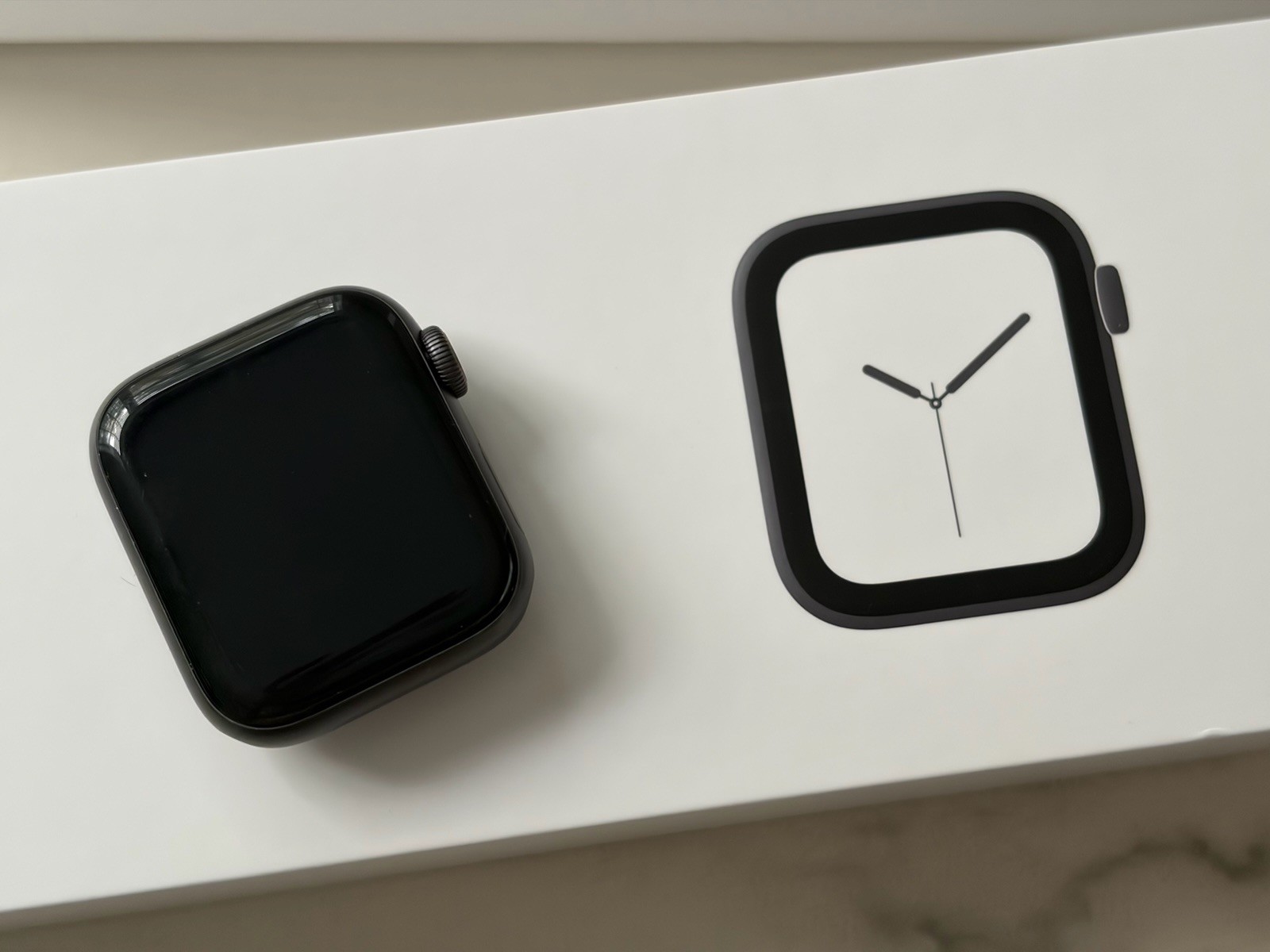 Apple Watch Series 4 40mm Space Gray White Sport Band GPS +Cellular, 75% Battery