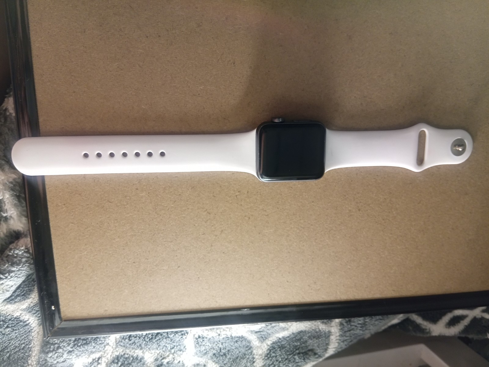 Apple Watch Series 3 38mm Space Gray Aluminum Case White Silicone Band GPS