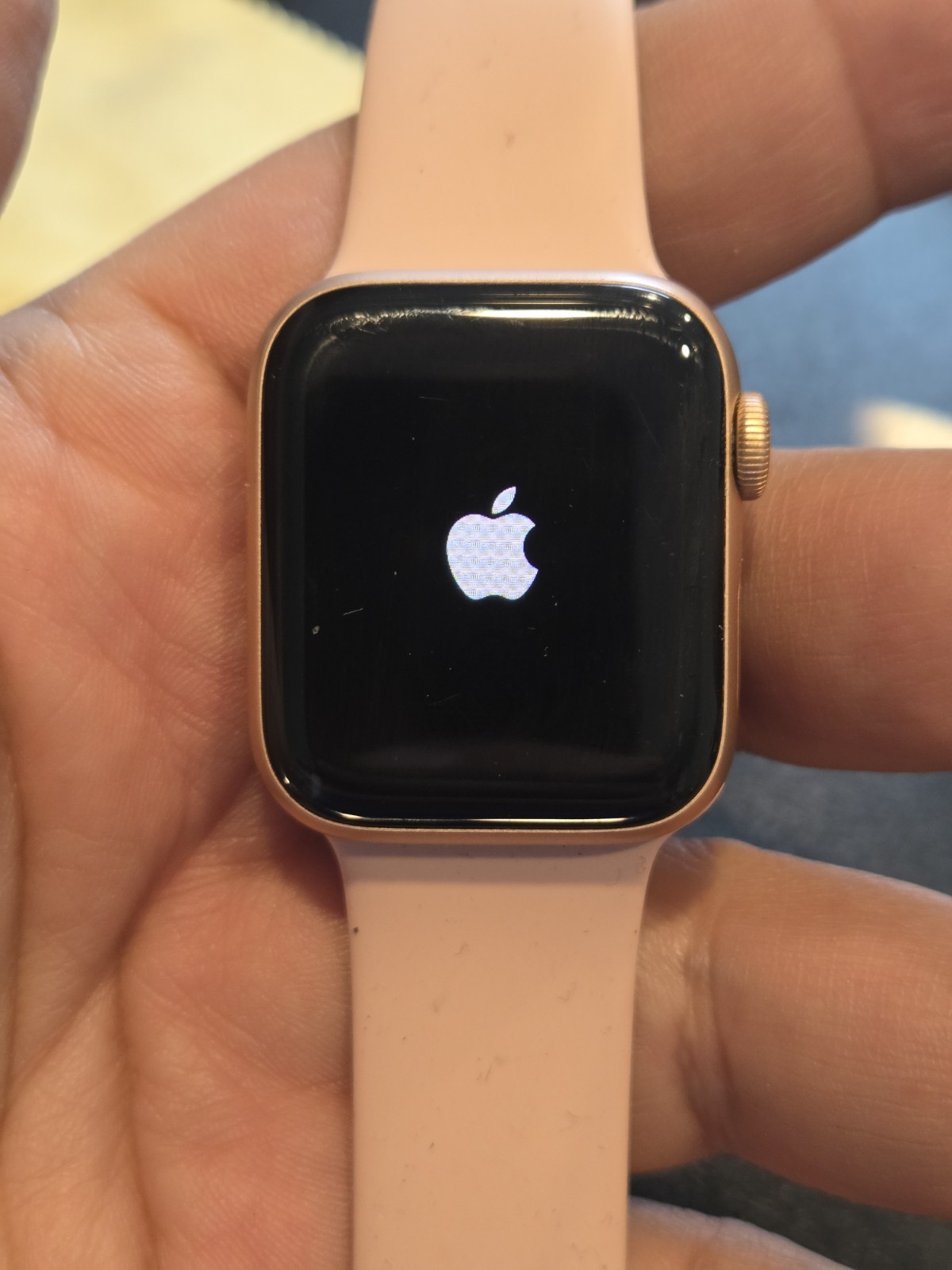 Apple Watch SE 1st or 2nd Generation GPS Cellular 40mm No Activation Lock C202