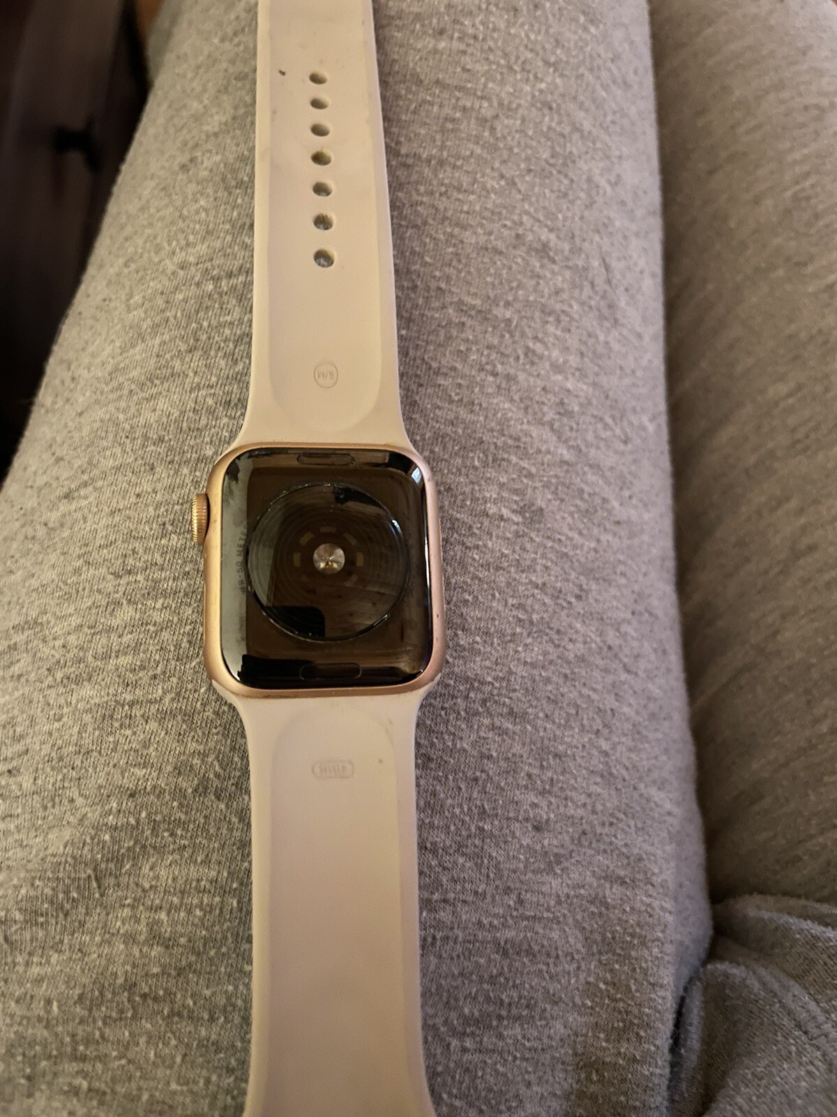 Apple Watch SE (1st Generation) 40mm Gold Aluminum Case with Starlight Sport…