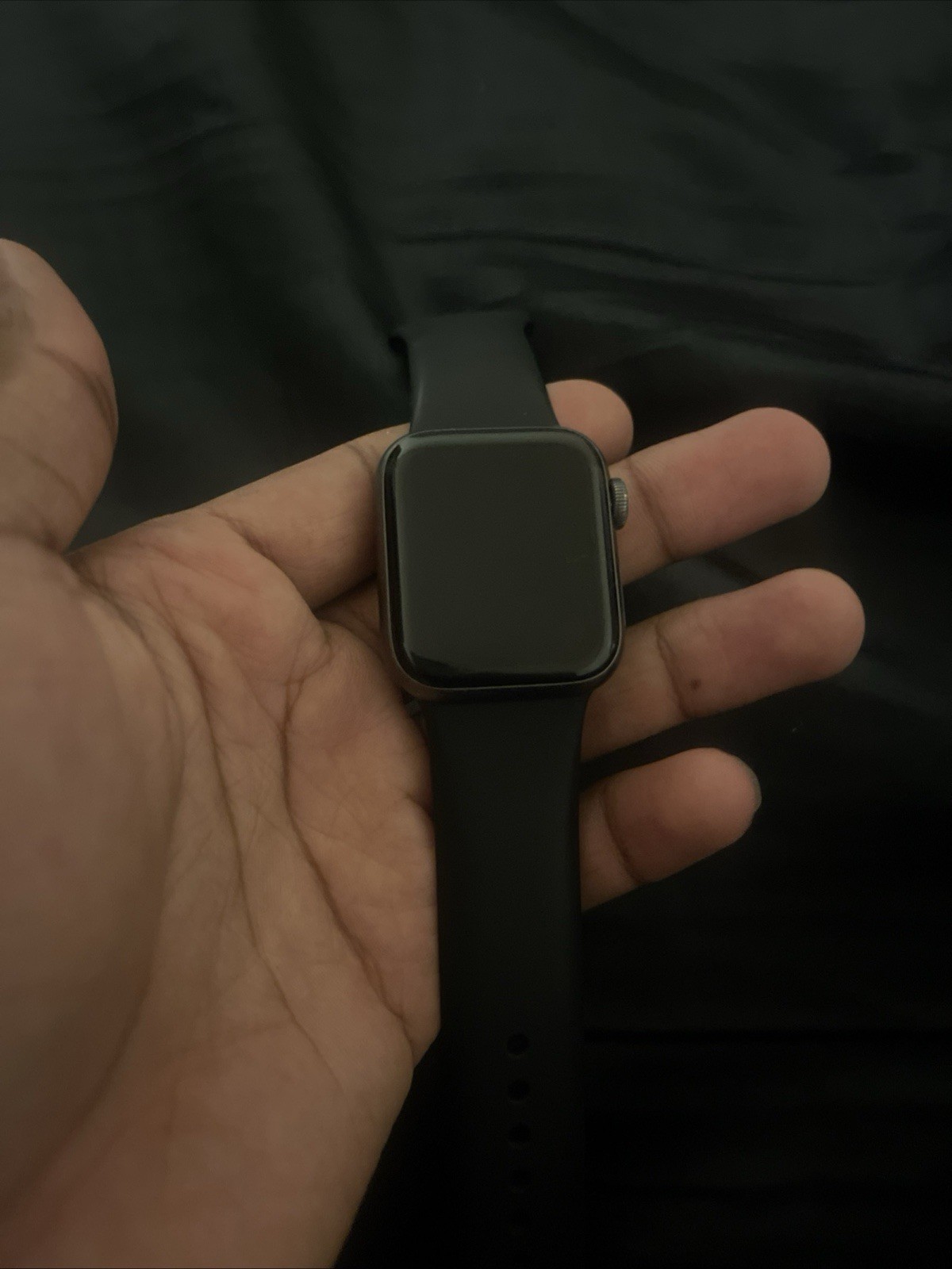 Apple Watch SE 40mm Space Gray Aluminum – Black Sport Band MYDP2LL/A