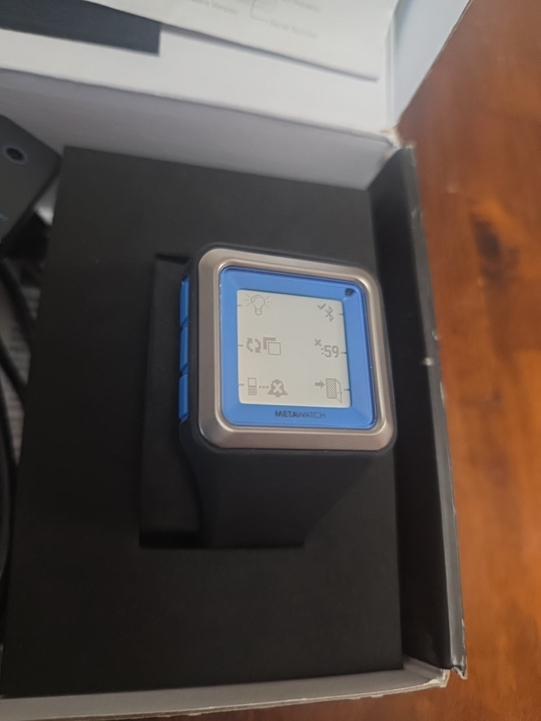 MetaWatch Glance Go – STRATA Watch for Apple iPhone and Android NEW OPEN BOX