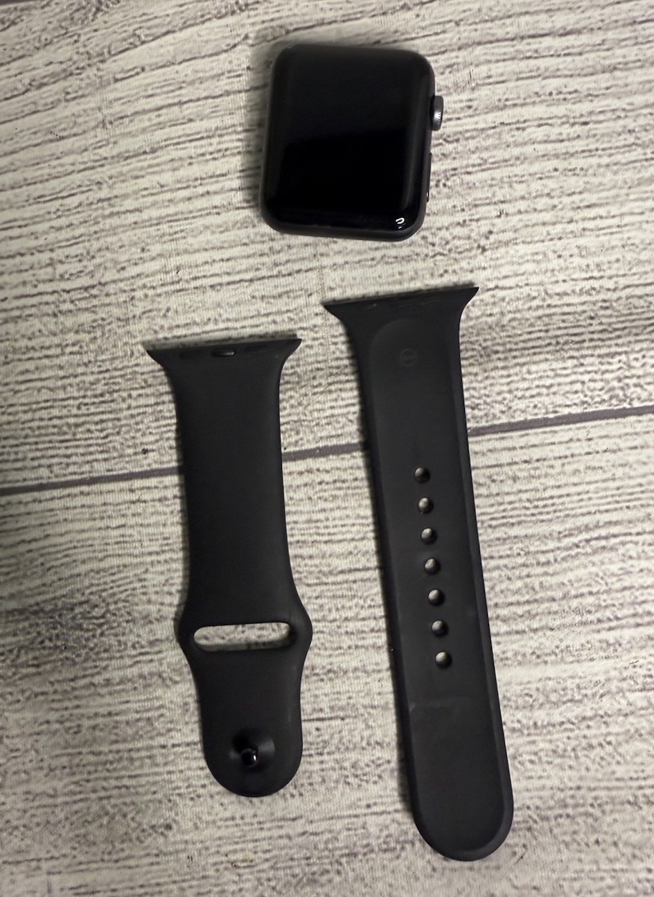 Apple Watch Series 3 Silver 42mm Aluminium – FOR PARTS APPLE LOCKED
