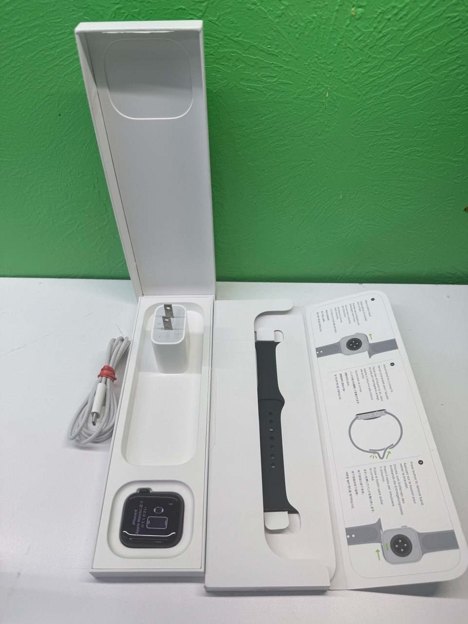 Apple Watch SE 3 40mm GPS LTE A3326 Straps Included GPS Only Fast Shipping