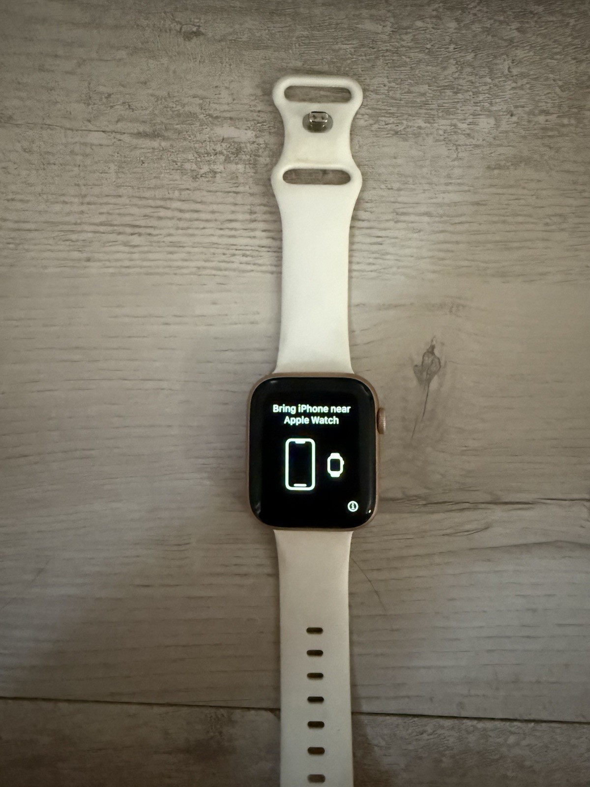 Apple Watch Series 5 44mm Rose Gold with White Band