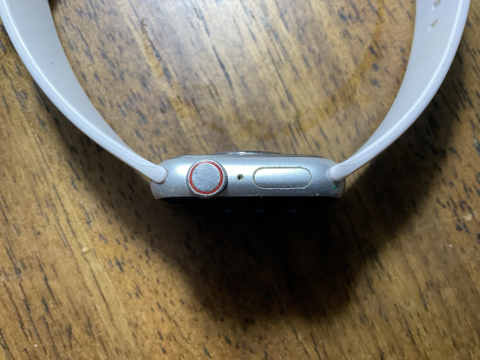 Apple Watch Series 5 40mm Silver Case White Silicone Band