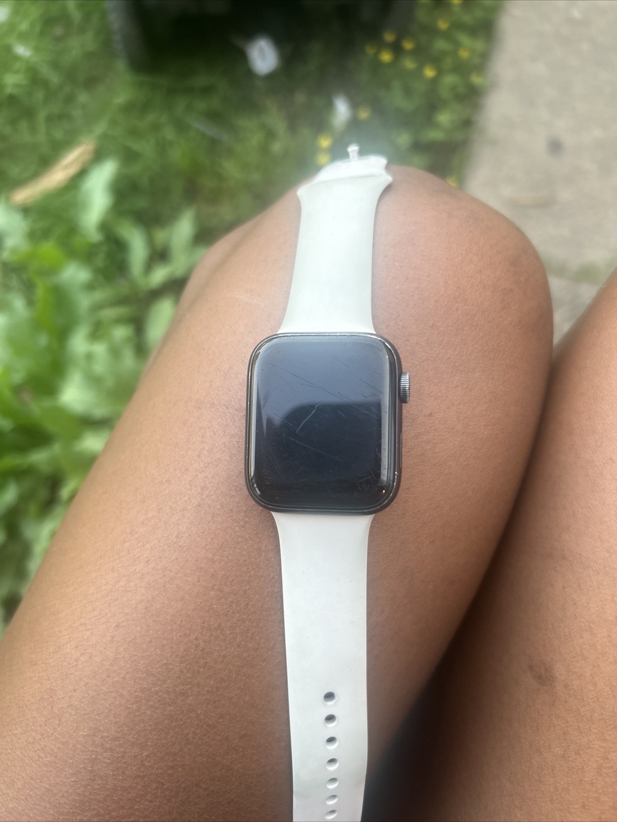 Apple Watch SE 44mm Space Gray Aluminum Case with Black Sport Band – Regular…