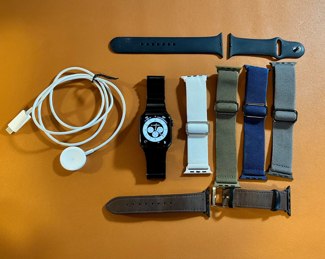 Apple Watch SE (1st Generation) 44mm Space Gray Aluminum Case with Midnight…