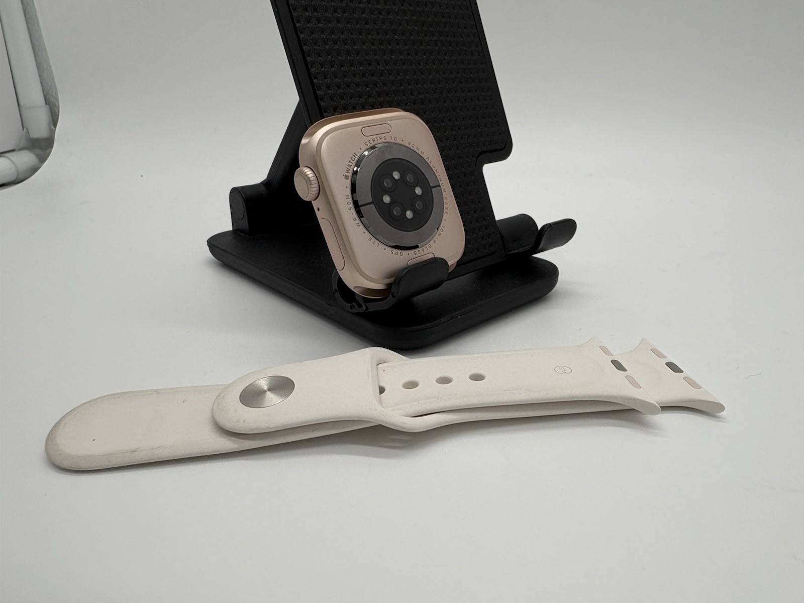 Apple Watch Series 10 – 42mm – GPS + LTE – Rose Gold – Light Blush Band