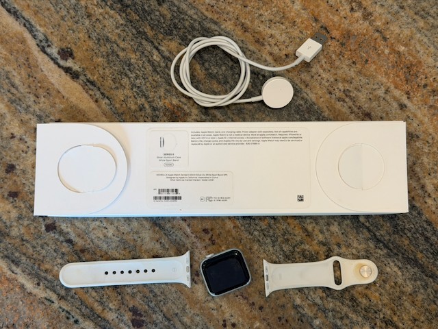 Apple Watch Series 6 40mm Aluminum Case GPS, Silver White w/ Box A2291 MG283LL/A