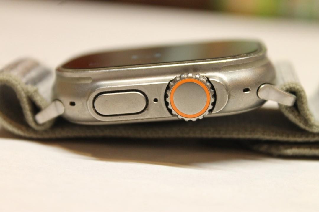 Apple Watch Ultra 49mm Titanium and Ceramic Case GPS + Cellular ^