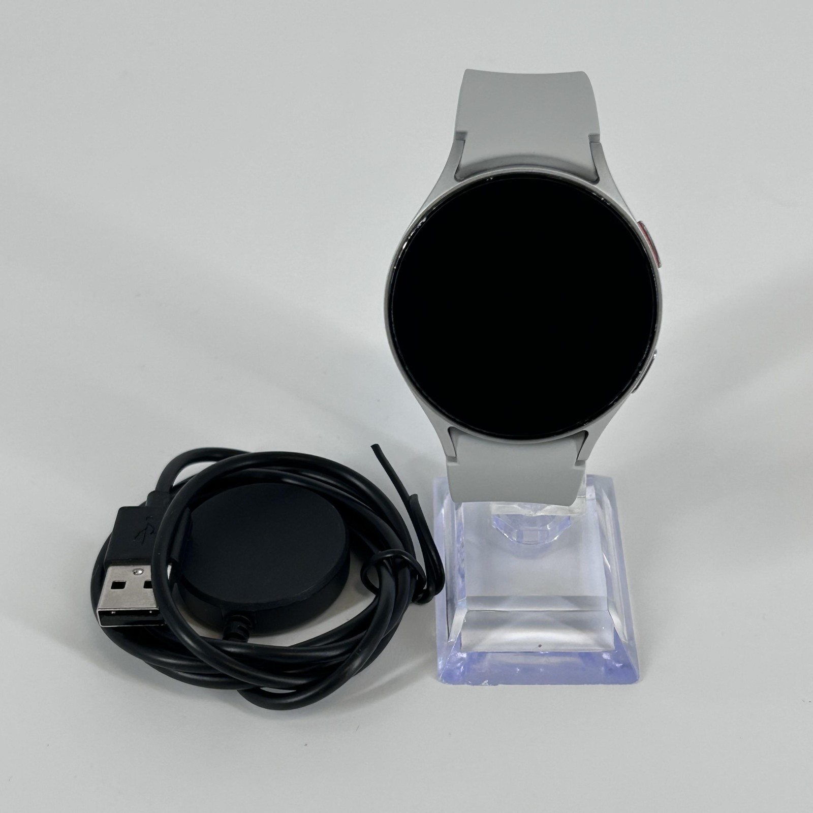 Samsung Galaxy Watch7 44mm Silver Aluminum (GPS) w/ Cream Sport Band – Good