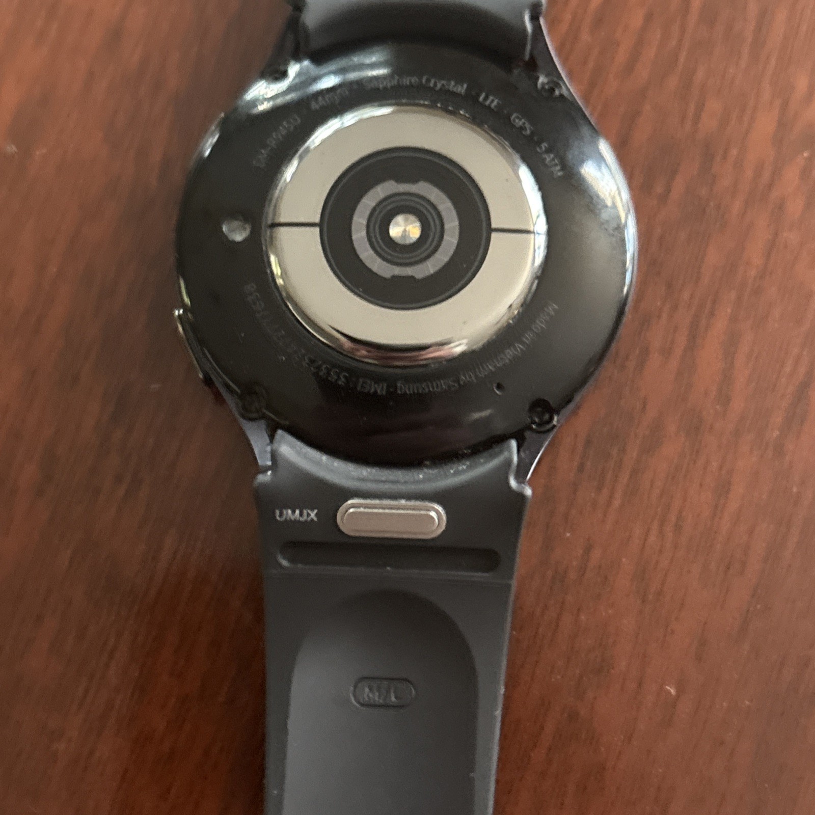 Samsung Galaxy Watch6 44mm Aluminum Case with M/L Sport Band – Graphite (4G)