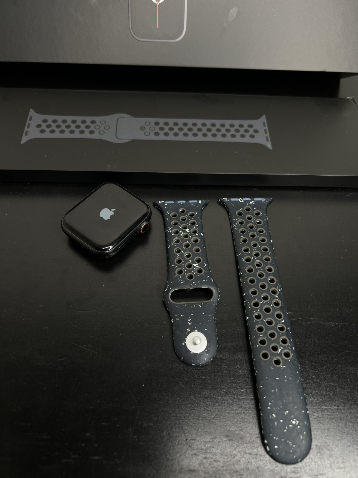 Apple Watch Series 5 x Nike 44mm (GPS + Cellular) Aluminum Space Gray Navy Band