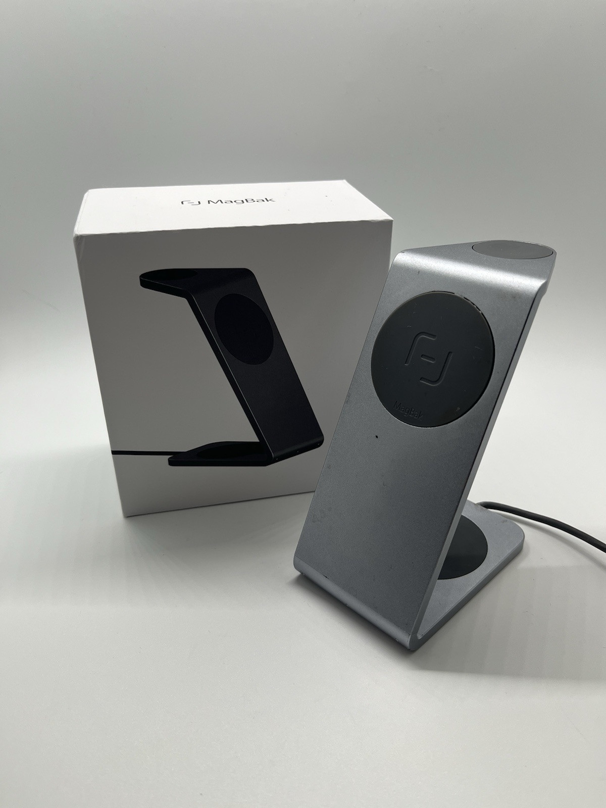 Used Apple Watch Series 8 (GPS) 45 mm Starlight Aluminum / MagBak MultiCharger