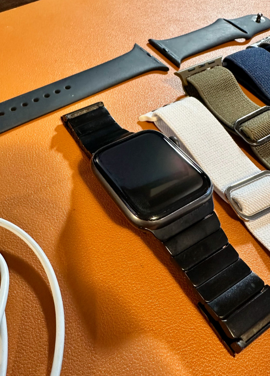 Apple Watch SE (1st Generation) 44mm Space Gray Aluminum Case with Midnight…
