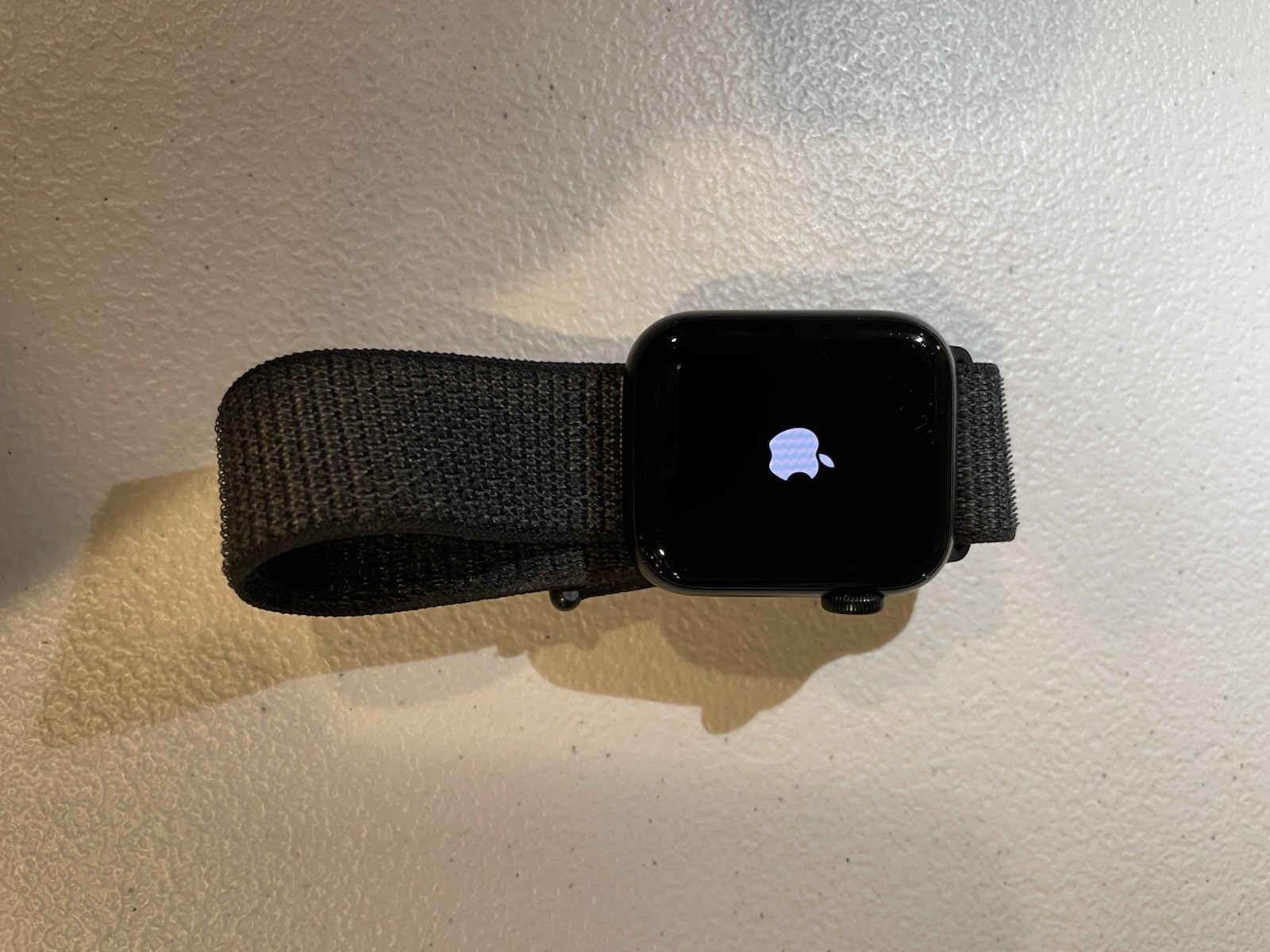 Apple Watch SE (2nd Generation) 40mm Aluminum Case with Sport Loop