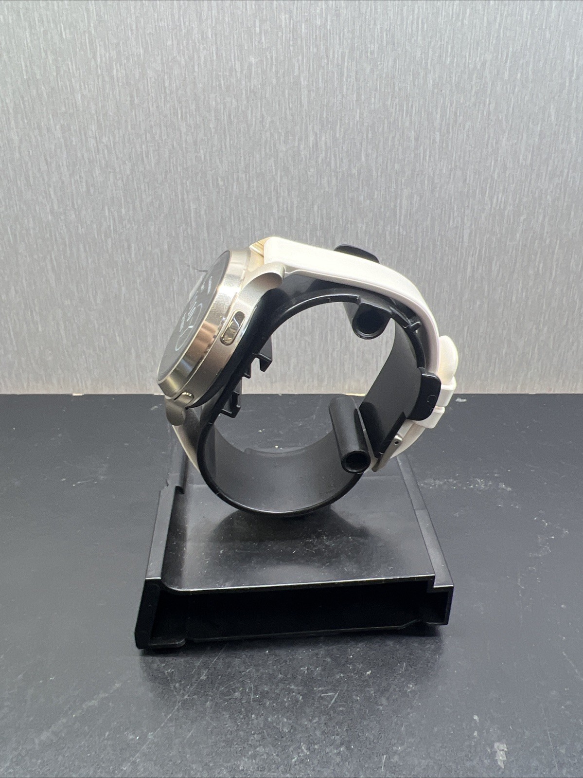 Garmin Lily 2 Classic GPS Smartwatch (Lunar Gold, Bone Silicone Band)