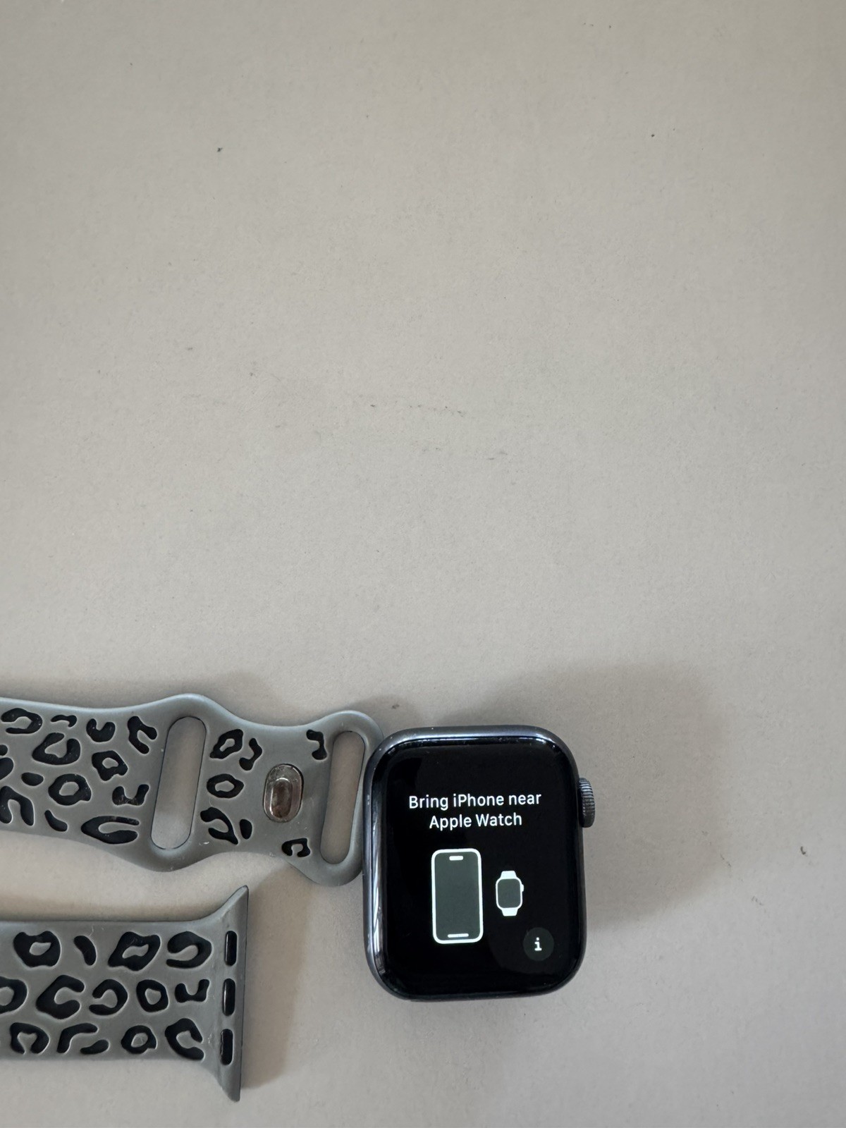 Apple Watch Series 5 40mm Aluminum Silver Case with Gray Leopard Band