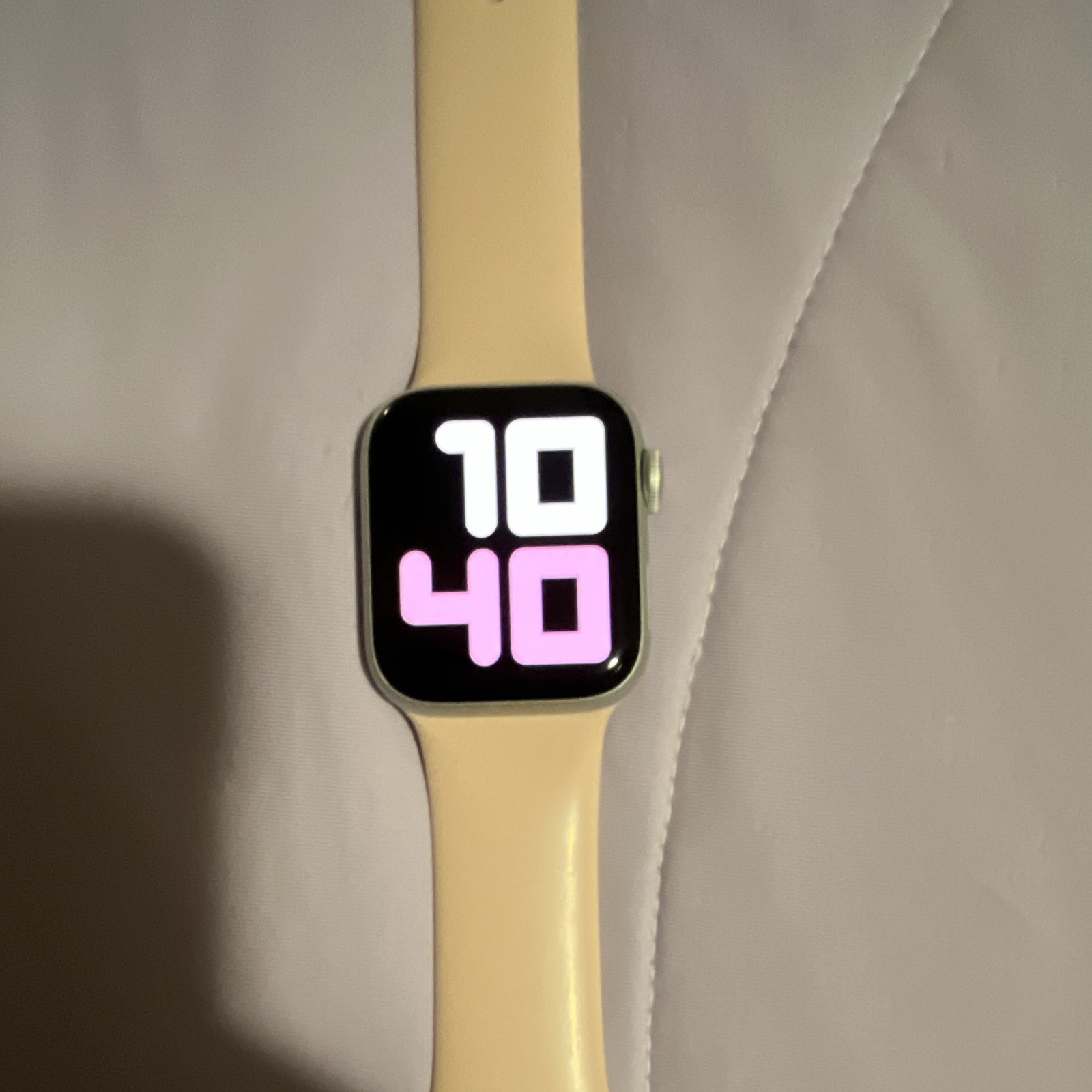 Apple Watch SE 40mm Silver Aluminum Case Beige Silicone Band 32GB Unlocked