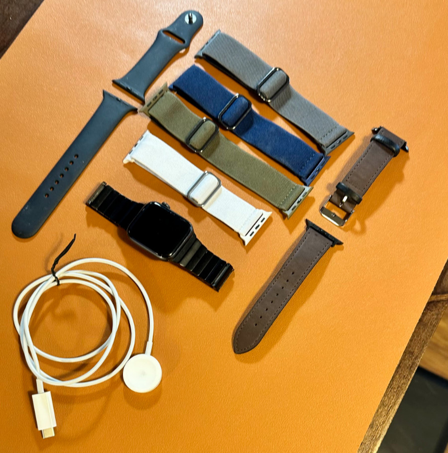 Apple Watch SE (1st Generation) 44mm Space Gray Aluminum Case with Midnight…