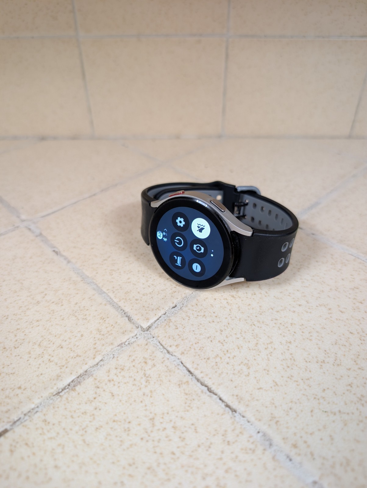 Samsung Galaxy Watch 4 SM-R870 Black 44mm with Wristbands and Chargers Bundle