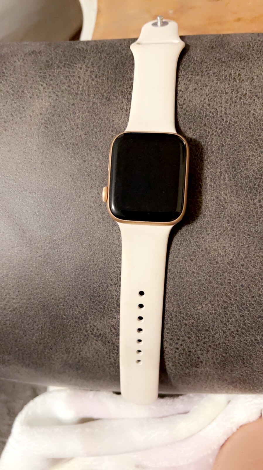 Apple Watch SE 40mm Gold Aluminum Case with Pink Sand Sport Band – Regular (GPS