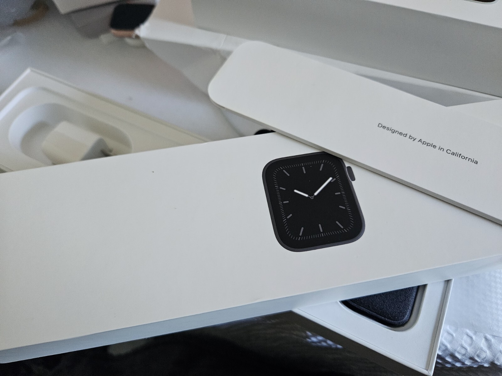 Apple Watch Series 5 40mm GPS – Aluminum Case – Open Box. Unlocked Black