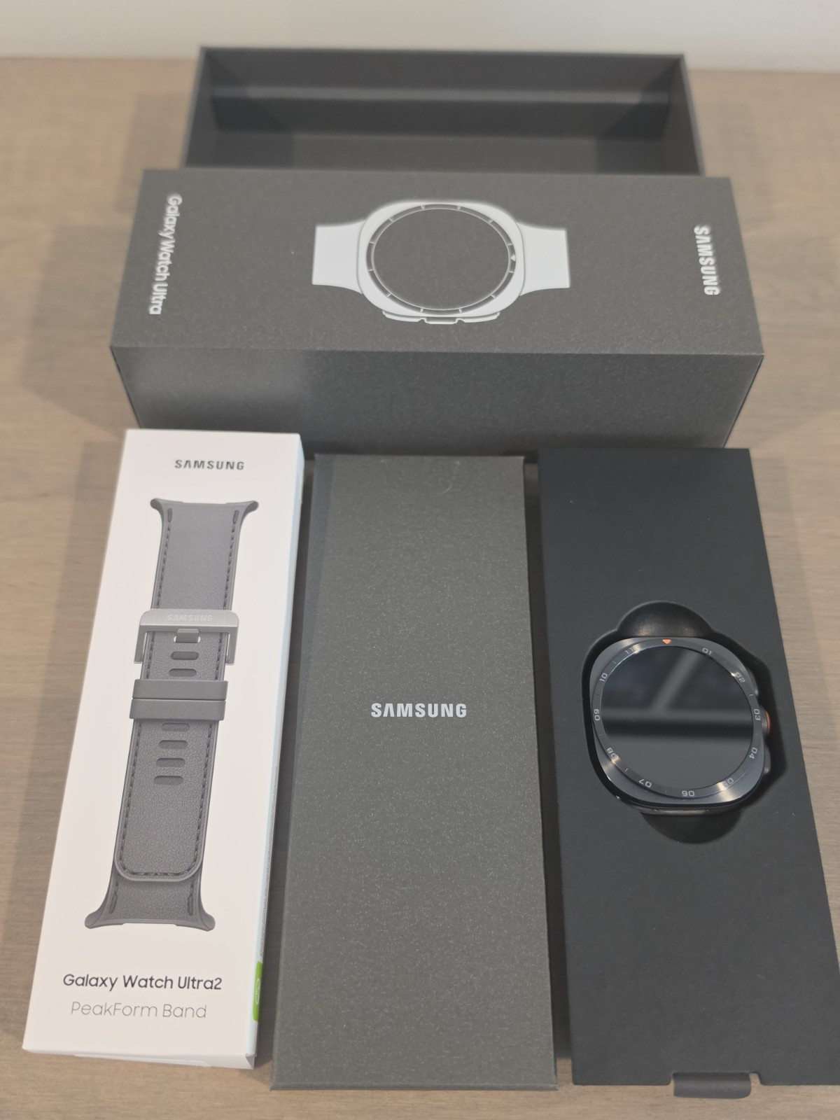 NEW 2026 Samsung Galaxy Watch Ultra2 47mm Titanium Gray LTE / Gray Peakform Band