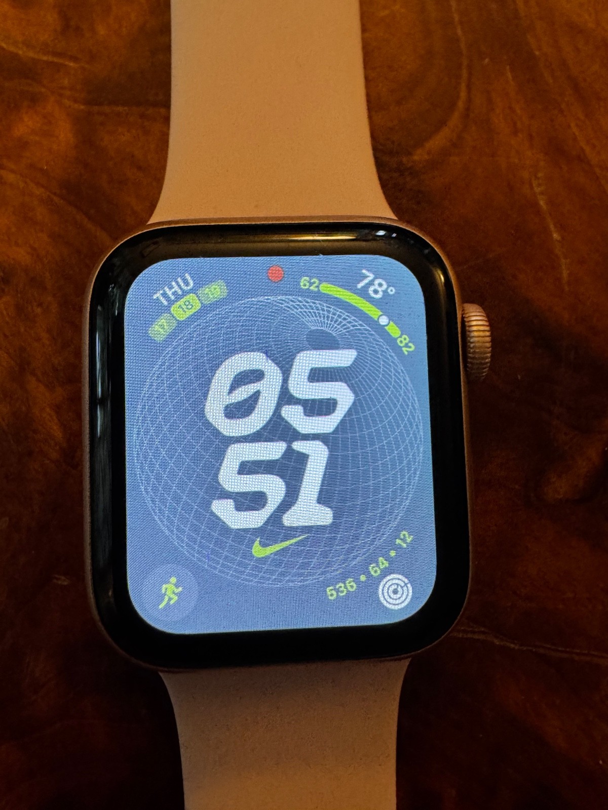 Apple Watch Series 4 40 mm Aluminum Case with Pink Sand Sport Band (GPS…