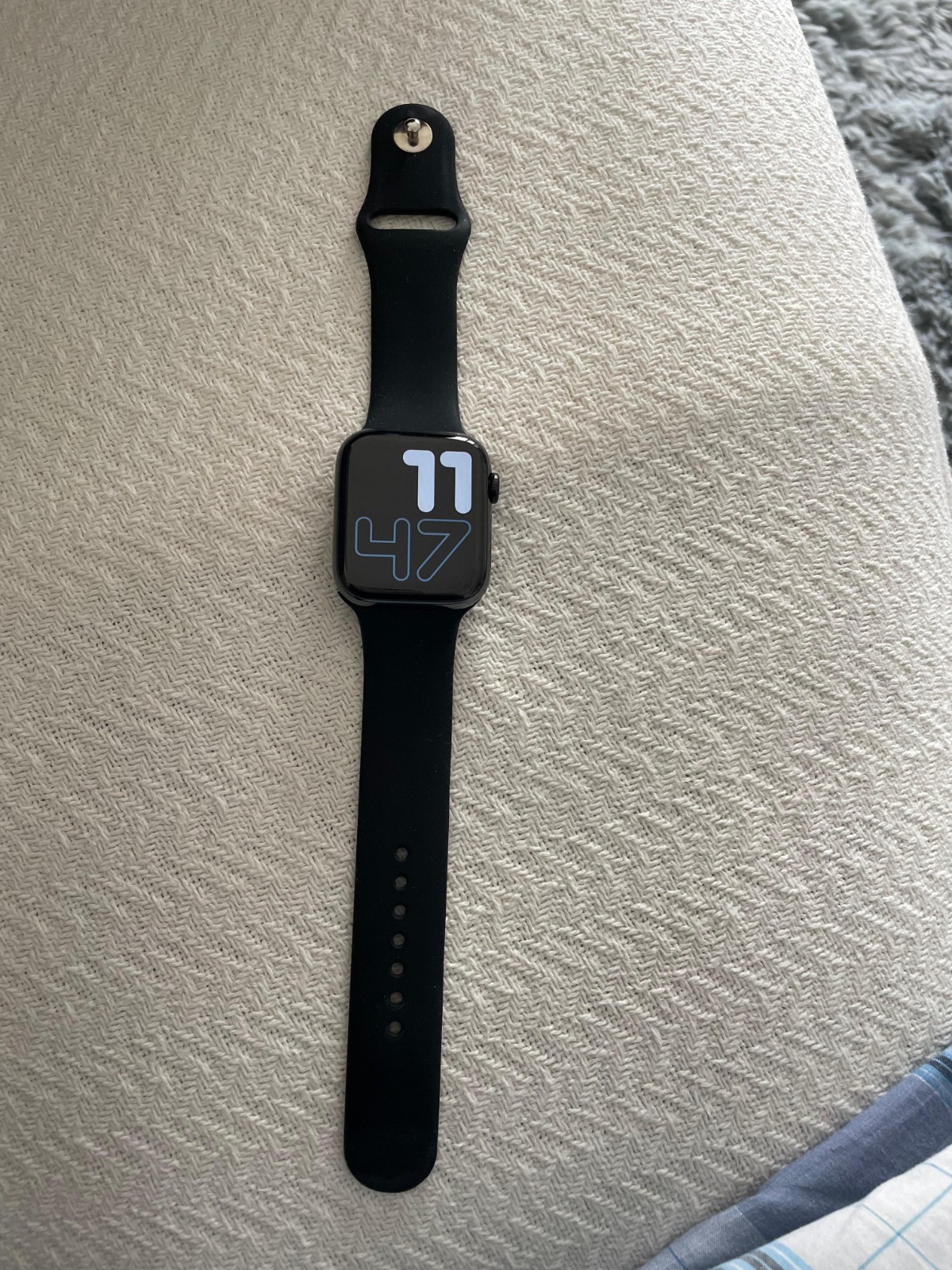 Apple Watch Series 4 44mm Space Gray Aluminum Case Black Sport Band (MTUW2LL/A)