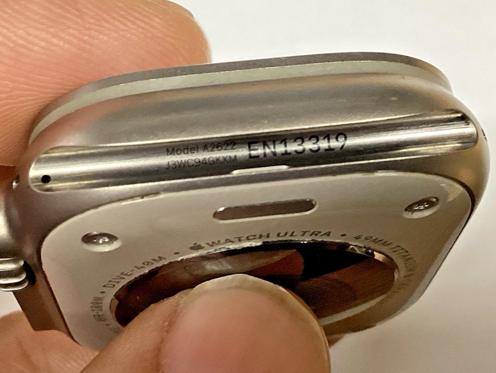 Apple Watch Ultra A2622 (1st Gen) 49mm Titanium Cellular 95% batt