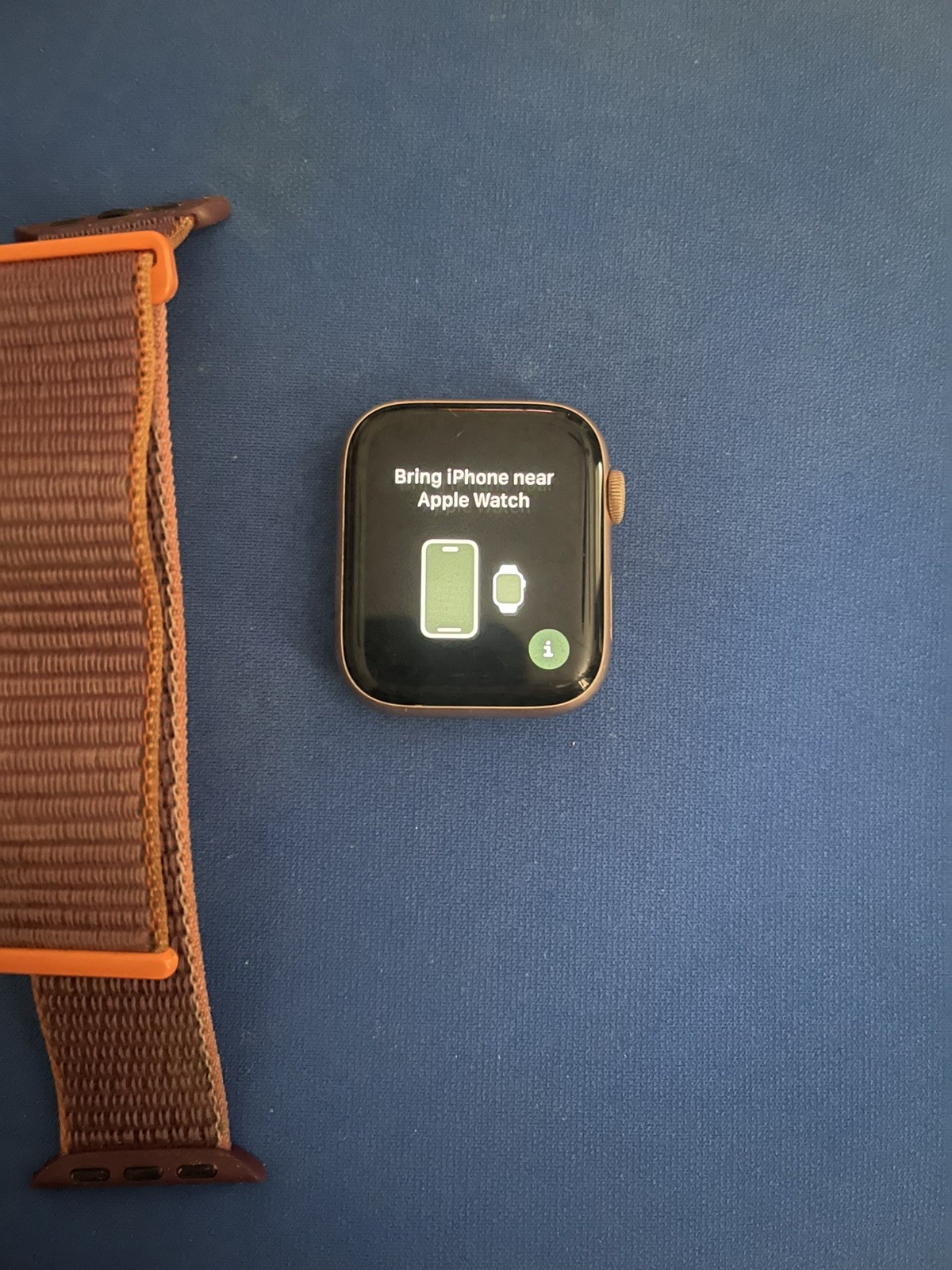 Apple Watch Series 4 44mm Gold Aluminum Case ! Bundle