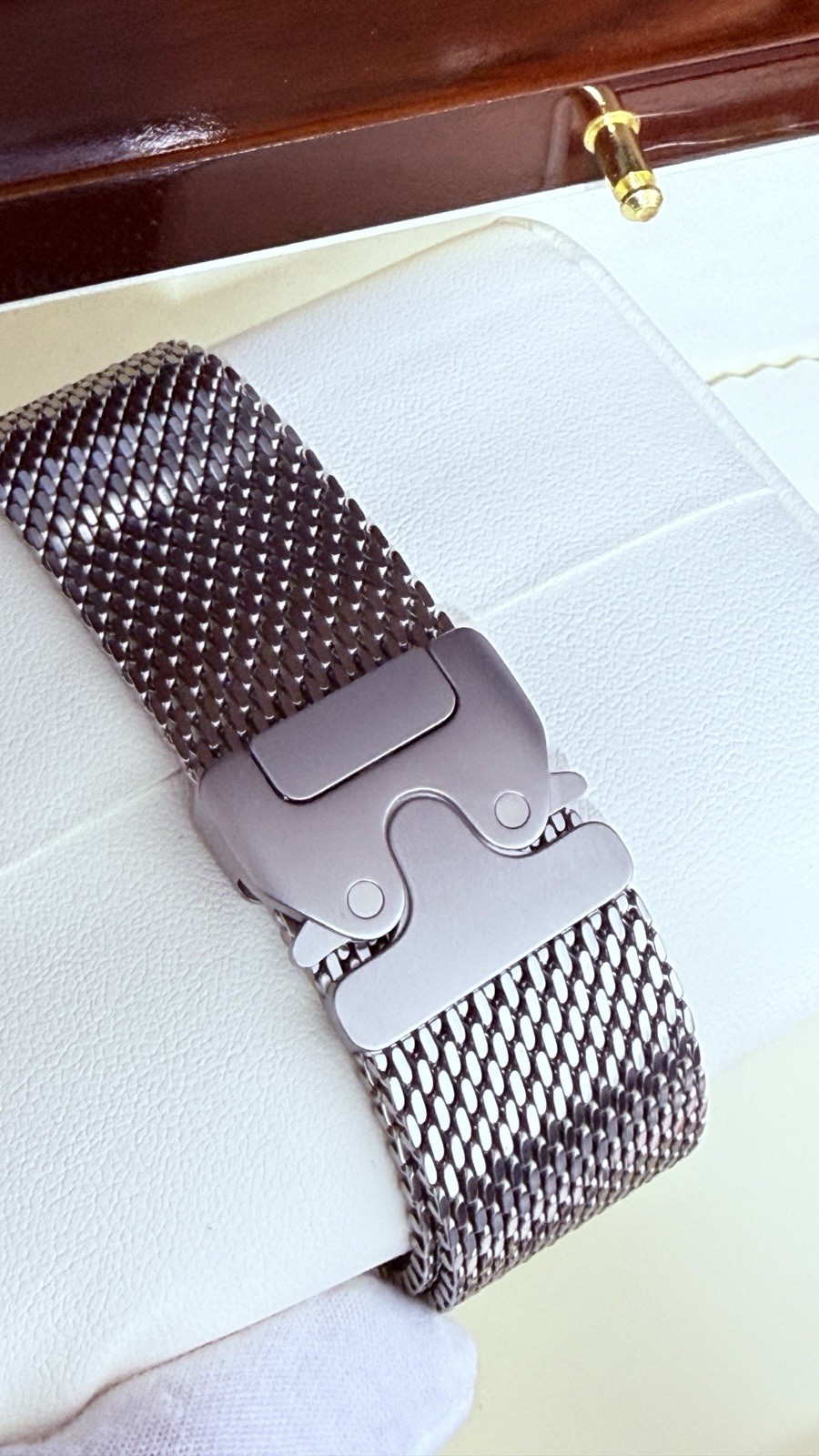 Apple Watch ULTRA 3 49mm CUSTOM Diamond Polished Apple Titanium Milanese Loop