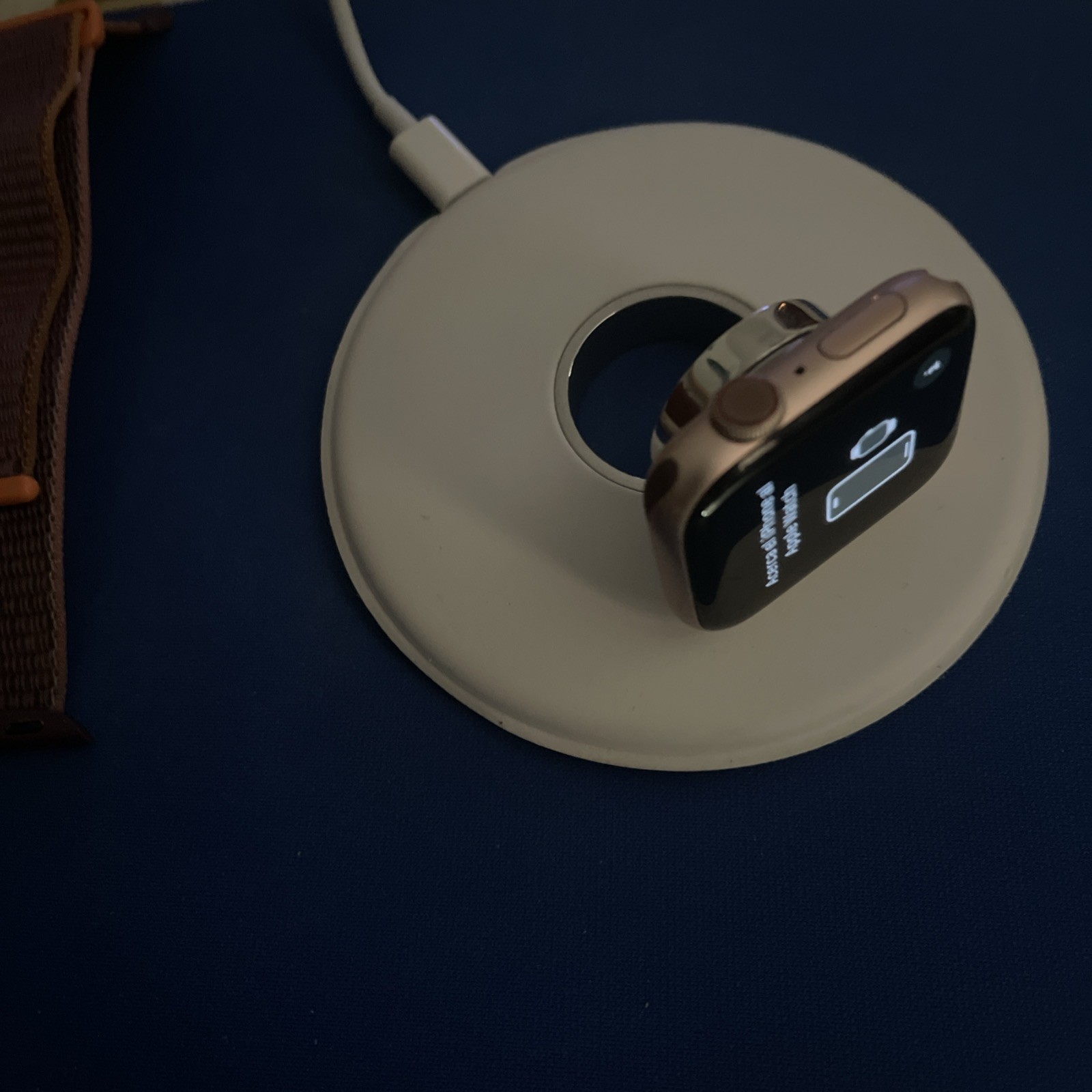 Apple Watch Series 4 44mm Gold Aluminum Case ! Bundle